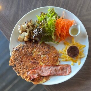 25_「HIRANAGA ゴッホ飯」ゴーダチーズパンケーキプレート
